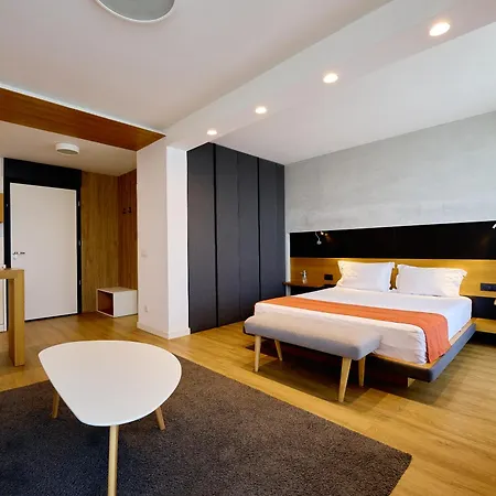 Adella Boutique - Free Secured Parking Aparthotel