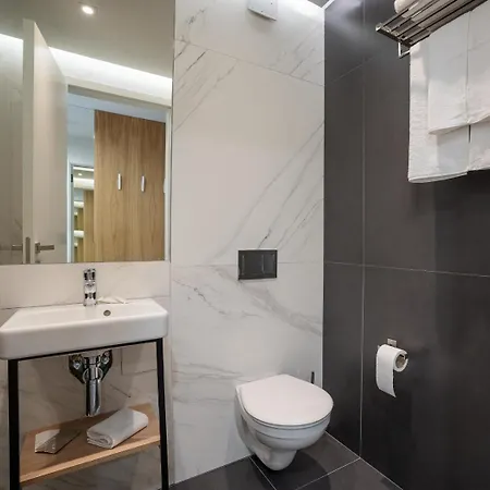 Adella Boutique - Free Secured Parking Aparthotel