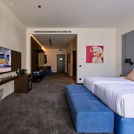 Adella Boutique - Free Secured Parking Aparthotel