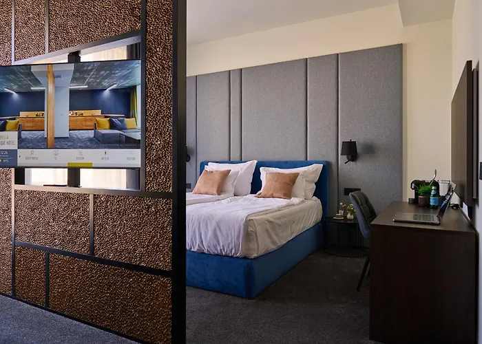 Adella Boutique - Free Secured Parking Aparthotel