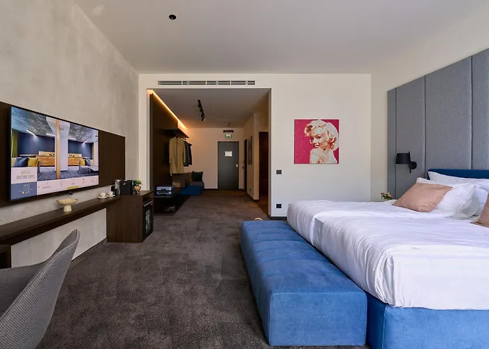 Adella Boutique - Free Secured Parking Aparthotel