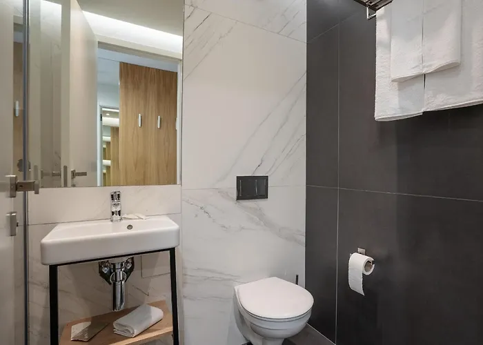 Adella Boutique - Free Secured Parking Aparthotel