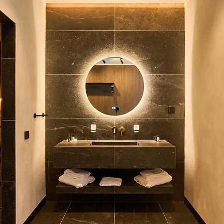 アパートホテル Adella Boutique - Free Secured Parking 4*