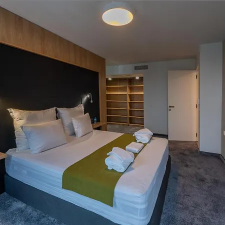 アパートホテル Adella Boutique - Free Secured Parking 4*