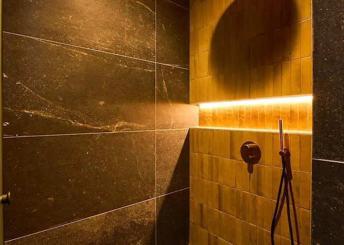 Adella Boutique - Free Secured Parking Aparthotel